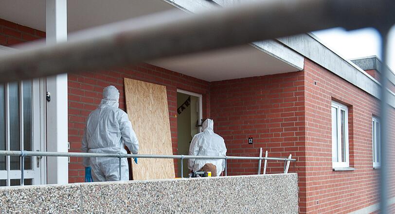Grausamer Doppelmord in Lüneburg: Zwei Frauen sind erstochen worden. Als die Beamten am Tatort eintreffen, lebt eines der Opfer noch. Die Ärzte können der mit dem Tod ringenden Frau aber nicht mehr helfen.