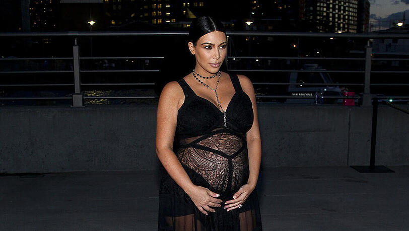 Gewagte Schwangerschaftsrobe: Kim Kardashian bei Givenchy Gewagte Schwangerschaftsrobe: Kim Kardashian bei Givenchy