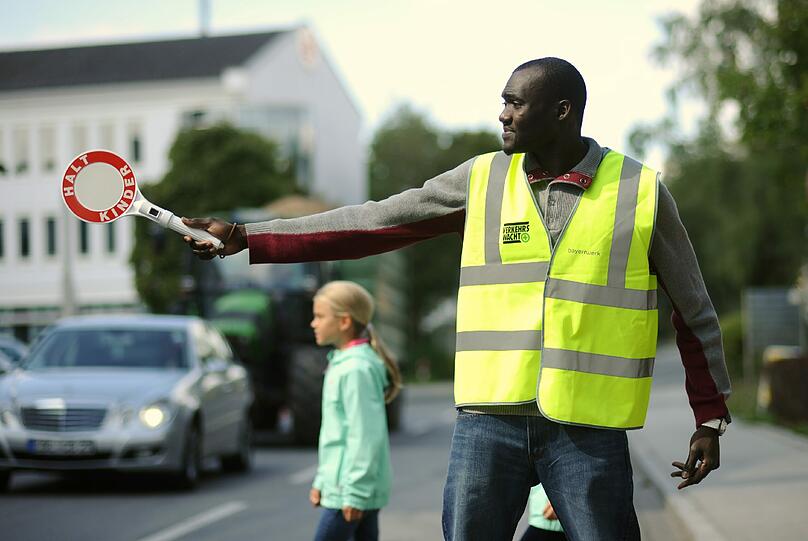 Die CSU fordert auch ehrenamtliches Engagement von Einwanderern: Hier übt Asylbewerber Souleyman Cisse aus dem Senegal seine neuen Aufgaben als Schülerlotse in Ebersberg.