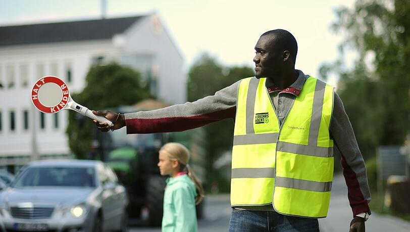 Die CSU fordert auch ehrenamtliches Engagement von Einwanderern: Hier übt Asylbewerber Souleyman Cisse aus dem Senegal seine neuen Aufgaben als Schülerlotse in Ebersberg. Die CSU fordert auch ehrenamtliches Engagement von Einwanderern: Hier übt Asylbewerber Souleyman Cisse aus dem Senegal seine neuen Aufgaben als Schülerlotse in Ebersberg.