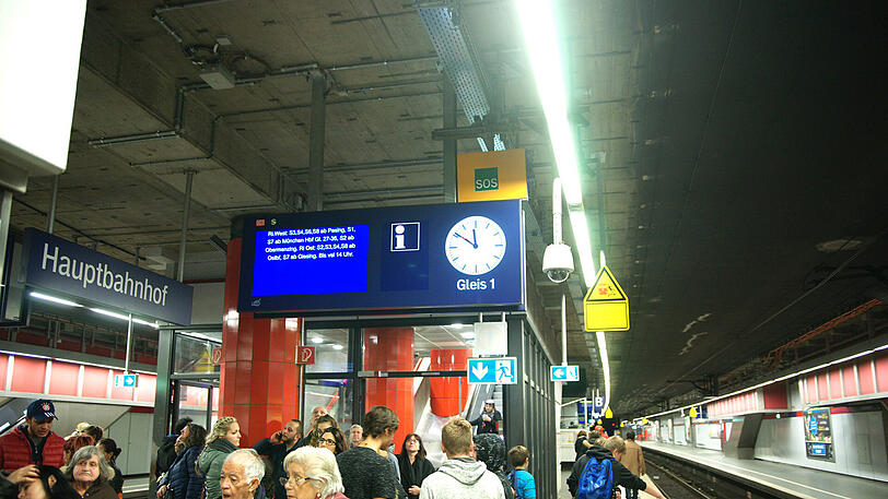 Am Dienstagvormittag kam es für mehrere Stunden zu Behinderungen auf der S-Bahnstammstrecke. Hier: Bilder von der S-Bahnhaltestelle am Hauptbahnhof.