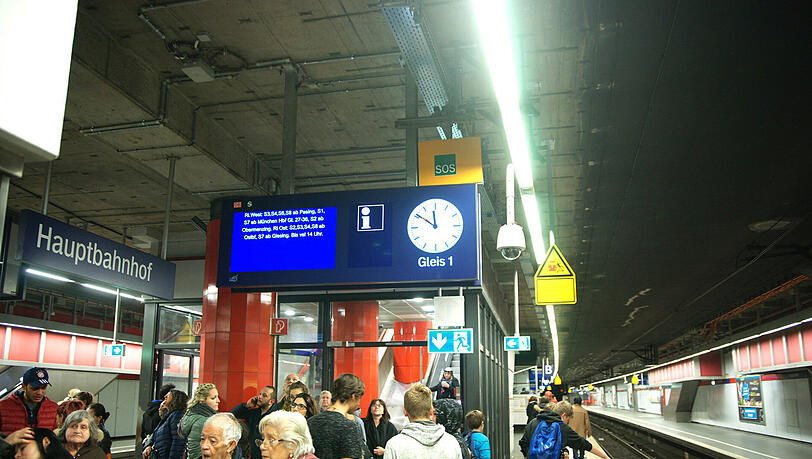 Am Dienstagvormittag kam es für mehrere Stunden zu Behinderungen auf der S-Bahnstammstrecke. Hier: Bilder von der S-Bahnhaltestelle am Hauptbahnhof. Am Dienstagvormittag kam es für mehrere Stunden zu Behinderungen auf der S-Bahnstammstrecke. Hier: Bilder von der S-Bahnhaltestelle am Hauptbahnhof.