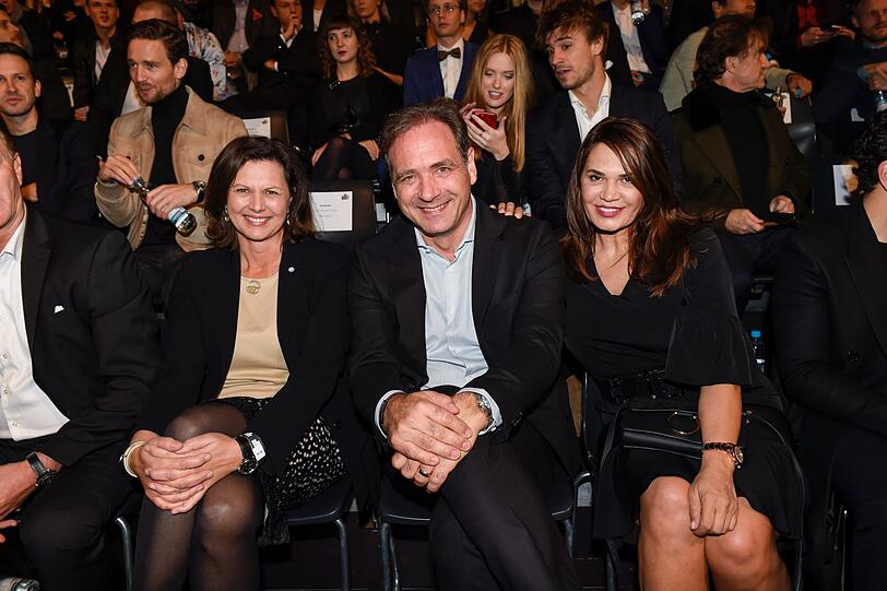 Landtagspräsidentin Ilse Aigner, Carsten Schmidt (CEO Sky Deutschland ) und Frau Nil