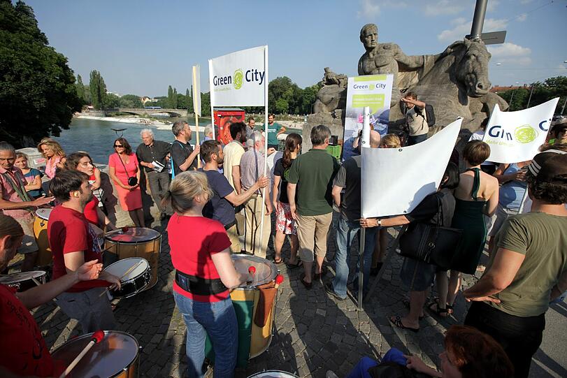 Die Demo für den Erhalt der Kastanien und gegen den neuen Luxus-Wohnklotz: "Baumrecht vor Baurecht" und "Den Bauherren nicht die Stadtplanung überlassen" stand auf den Transparenten der Demonstranten.