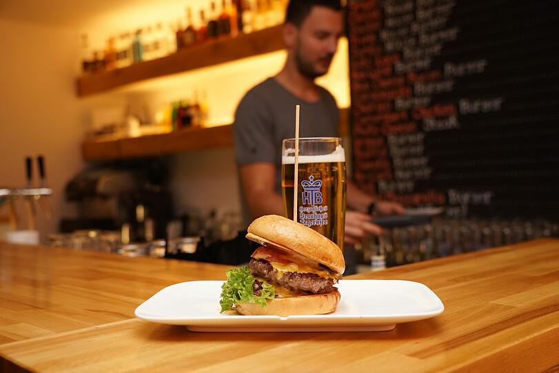 Der Klassiker im Burger House in der Plinganserstraße kommt mit viel Fleisch &ndash; und hier mit Salat und Tomate.