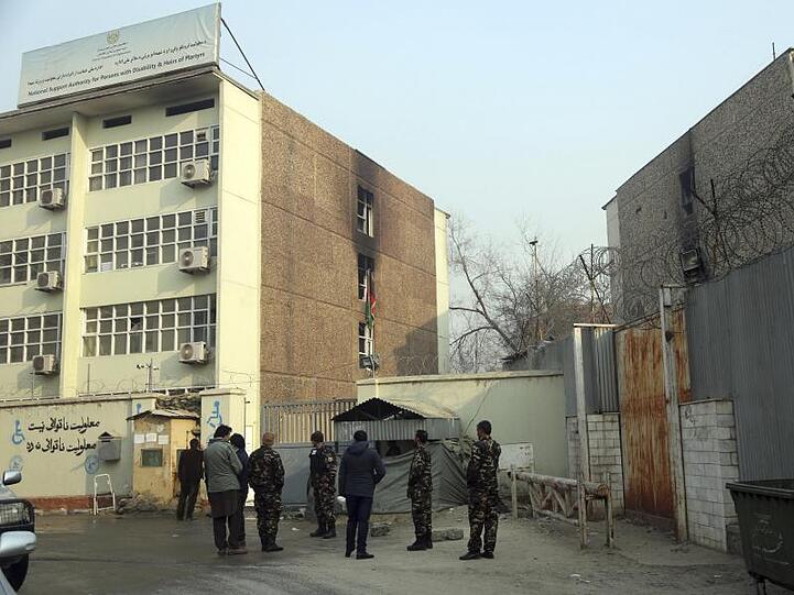 Afghanische Sicherheitskräfte sichern den Tatort in Kabul.