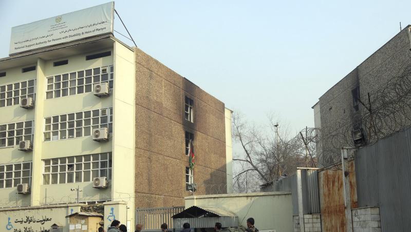 Afghanische Sicherheitskräfte sichern den Tatort in Kabul. Afghanische Sicherheitskräfte sichern den Tatort in Kabul.