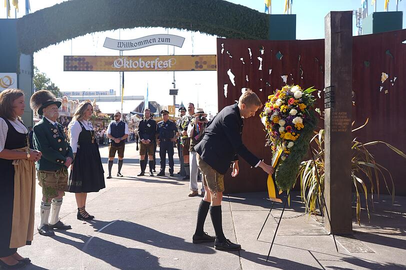 OB Dominik Krause, Zweite Bürgermeisterin Mona Fuchs (beide Grüne) und Dritte Bürgermeisterin Verena Dietl (SPD) gedenken der Opfer des Oktoberfest-Attentats von 1980. OB Dominik Krause, Zweite Bürgermeisterin Mona Fuchs (beide Grüne) und Dritte Bürgermeisterin Verena Dietl (SPD) gedenken der Opfer des Oktoberfest-Attentats von 1980.
