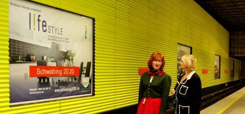 Ein echter &bdquo;Hingucker&ldquo;: Die Plakate ziehen die Blicke der U-Bahnfahrgäste auf sich.