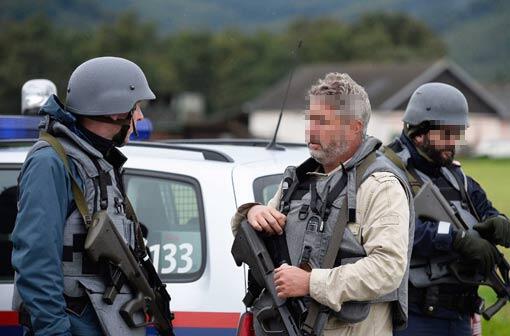 Dramatische Stunden in Annaberg (Österreich). Polizeieinsatz rund um den Bauernhof, in dem sich der Geiselnehmer verschanzt hat.