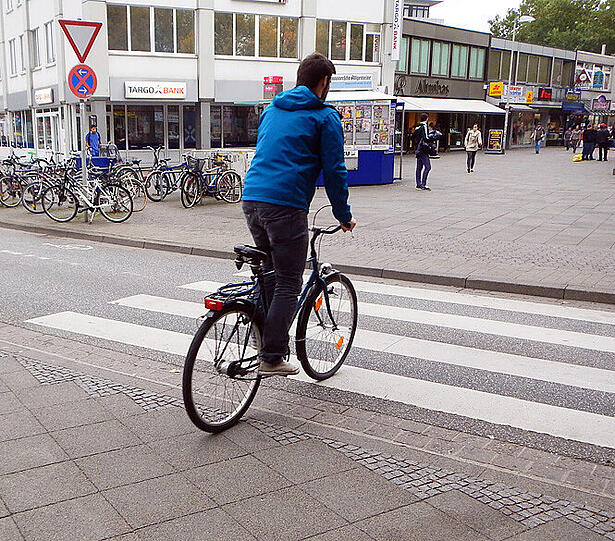 Auf Zebrastreifen hat man als Radfahrer nur dann Vorrang vor dem fließenden Verkehr, wenn man sein Fahrrad schiebt.