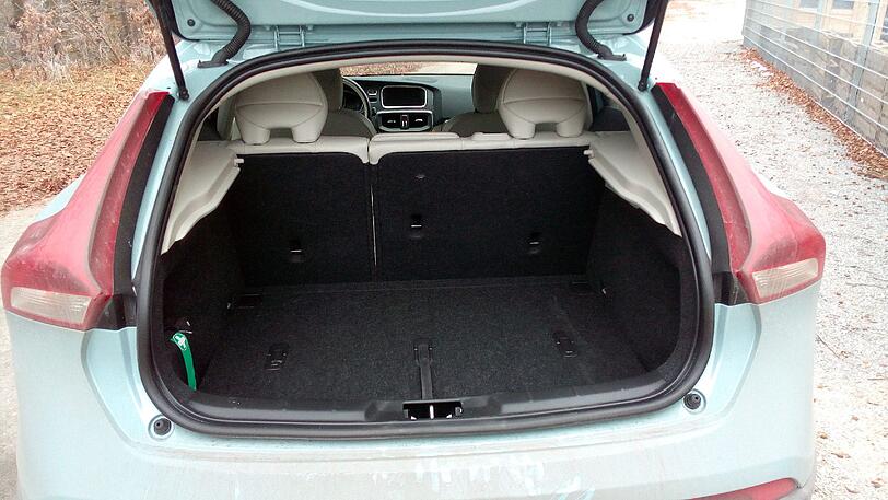 Der Kofferraun des V40 Cross Country ist mit 335 Liter eher klein ausgefallen.