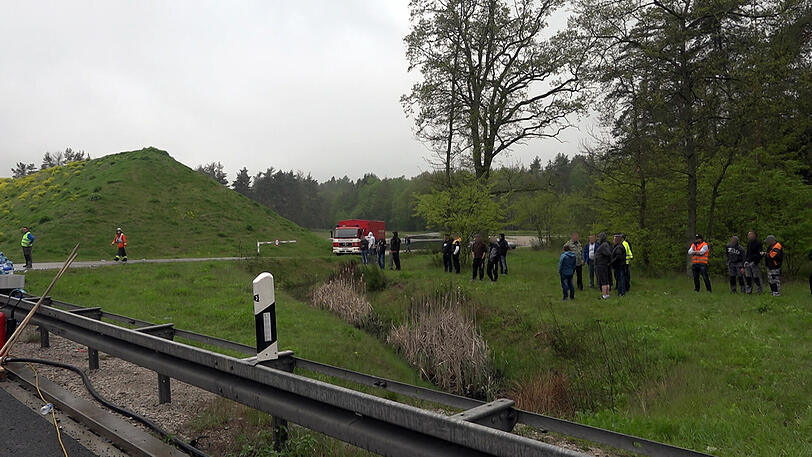 Bei einem schweren Lkw-Unfall auf der A6 behinderten dreiste Gaffer die Rettungsmaßnahmen massiv. Die Bilder von der Unfallstelle.