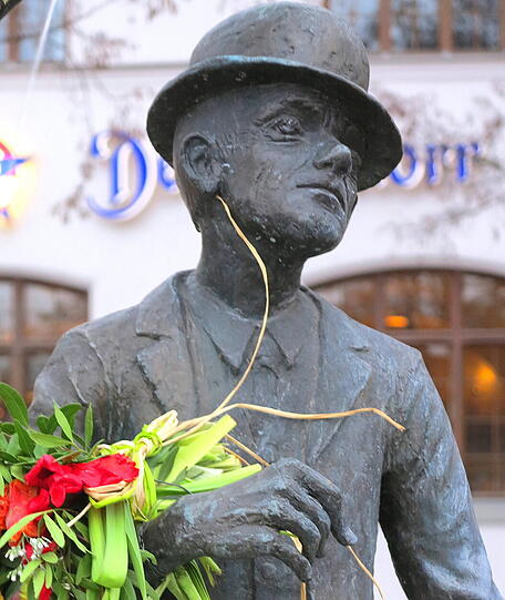 Jemand hat Karl Valentin Blumen geschenkt...