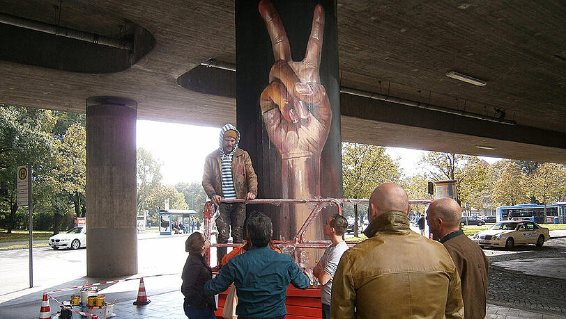 Graffiti-Künstler Case alias Andreas von Chrzanowski gestaltete diese Säule. Graffiti-Künstler Case alias Andreas von Chrzanowski gestaltete diese Säule.