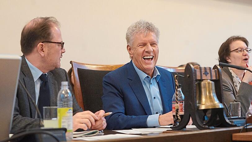 Alte Zeiten, nicht lange her: Manuel Pretzl auf der Rathaus-Bank mit dem lachenden OB Dieter Reiter und Ex-Bürgermeisterin Christine Strobl.