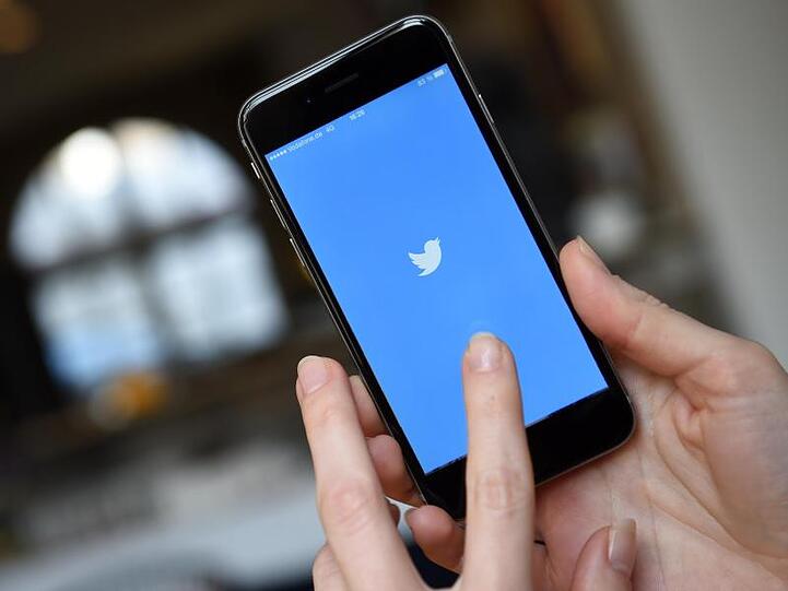 Auf dem Display eines iPhone 6 wird die App "Twitter" als Icon angezeigt. Foto: Britta Pedersen/Archiv