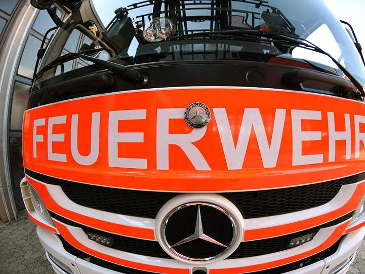 Ein Blick auf die Front eines Einsatzfahrzeugs der Feuerwehr. Foto: Patrick Seeger/Archivbild