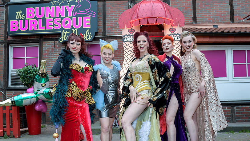 Teil der "Olivia-Jones-Familie": Die Burlesque-Tänzerinnen Viola Vixen (l-r), Candy Pia, Eve Champagne, Tronicat la Miez und Setty Mois. Teil der "Olivia-Jones-Familie": Die Burlesque-Tänzerinnen Viola Vixen (l-r), Candy Pia, Eve Champagne, Tronicat la Miez und Setty Mois.
