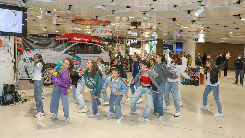 Der Flashmob am AZ-Stand: Danke an die Kids des "S1 Studio One Tanz & Yoga" für eine fantastische Performance – unter Leitung der Choreografin und Tanzlehrerin Dominique von Mackensen, die schon unter anderem für Bogner, auf der ISPO Messe, bei Hip Hop Meisterschaften und
Videodrehs auftrat. Mehr Infos: www.studio1-muenchen.de Der Flashmob am AZ-Stand: Danke an die Kids des "S1 Studio One Tanz & Yoga" für eine fantastische Performance – unter Leitung der Choreografin und Tanzlehrerin Dominique von Mackensen, die schon unter anderem für Bogner, auf der ISPO Messe, bei Hip Hop Meisterschaften und
Videodrehs auftrat. Mehr Infos: www.studio1-muenchen.de