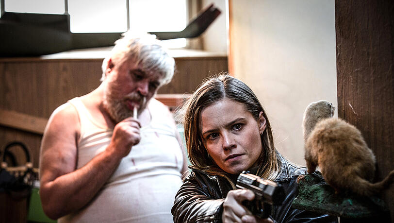 Liv Moormann (Jasna Fritzi Bauer, rechts) muss sich ihren verwirrenden Erinnerungen stellen, die der Nachbar der Toten Gernot Schaballa (Aljoscha Stadelmann, links) auslöst.