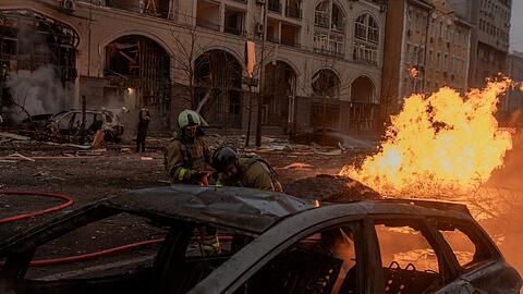 Feuerwehrleute bekämpfen die Brände, nachdem am Freitagmorgen mehrere russische Raketen in der ukrainischen Hauptstadt Kiew eingeschlagen sind. "Die russische Seite hat derzeit anscheinend kaum Interesse an Verhandlungen", sagt Wolfgang Ischinger.