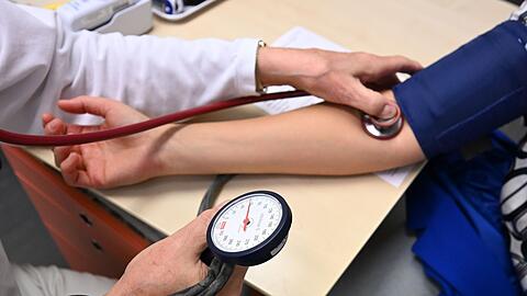 Fast die H&auml;lfte der Gesundheitsausgaben entfiel 2024 auf ambulante Einrichtungen wie Arztpraxen. (Symbolbild)