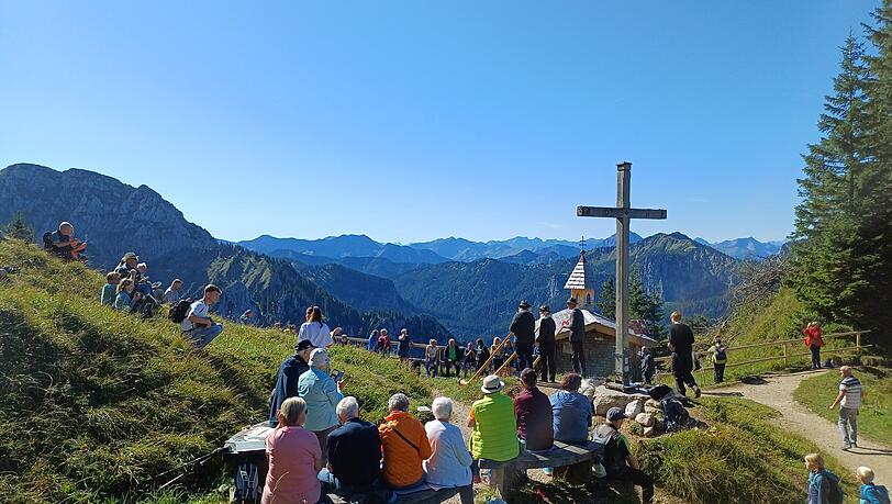 Erst Wandern, dann heiraten: Am &bdquo;Ort der Besinnung&ldquo; auf dem Tegelberg k&ouml;nnen Paare anschlie&szlig;end mit Sektempfang feiern.