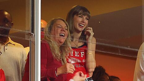 Taylor Swift freut sich mit Mama Andrea &uuml;ber ein gutes Spiel von Travis Kelce.