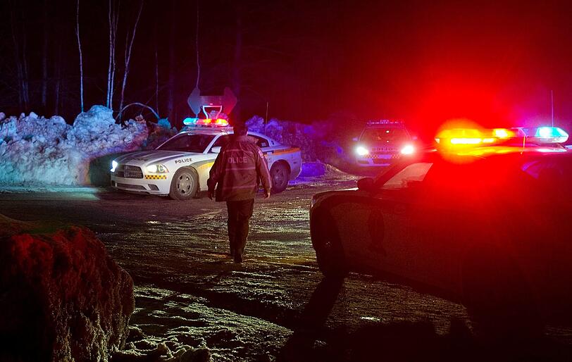 Polizisten in Quebec blockieren auf der Suche nach den entflohenen Gefangenen die Straße. Diese waren am hellichten Tag mit einem Hubschrauber geflohen.