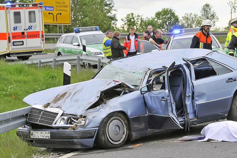 Der Unfall auf der Ausfahrt der A 94 Richtung Passau endet tödlich.