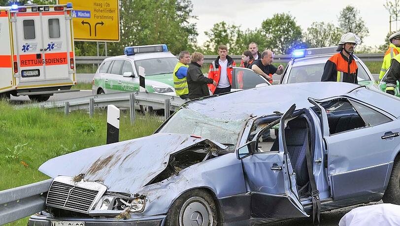 Der Unfall auf der Ausfahrt der A 94 Richtung Passau endet tödlich.