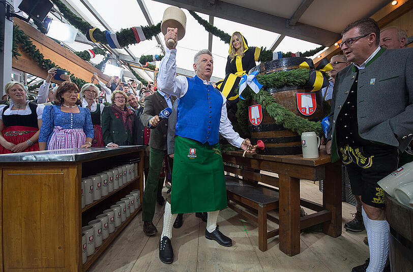 "Ozapft is!" - Oberbürgermeister Dieter Reiter eröffnete mit zwei satten Schlägen das 182. Oktoberfest.
