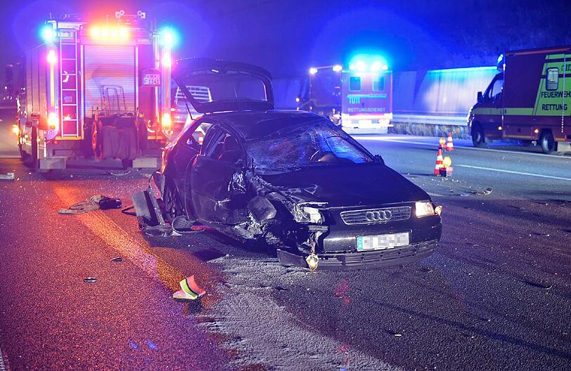 Bei dem Unfall wurden mehrere Fahrzeuge komplett zertört.