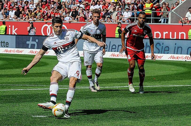 Robert Lewandowski, Note 1:Der Meisterschütze der Bayern. Elfmetertor zum 1:0 (15.), legte mit einem Schuss ins lange Eck noch das 2:0 nach (32.). Seine Saisontore 28 und 29 - die Torjägerkanone hat Lewandowski wohl sicher. Kein Ausländer traf je häufiger in einer Saison.