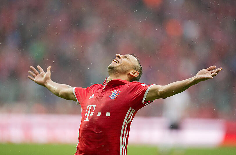 Rafinha: Note 2. Anfangs offensiv über rechts, half dann immer mal wieder nach hinten mit aus. Musste er auch, da Vordermann Coman zu viele Bälle verlor. Über seine Seite fiel jedoch das frühe Gegentor. Machte jedoch alles wett durch seinen satten Weitschuss von außerhalb des Strafraums in der 84. Minute zum 3:1. Ein seltenes Glücksgefühl für den Verteidiger.