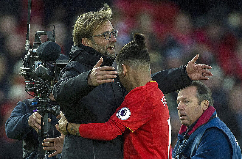 Liverpools Trainer Jürgen Klopp herzt seinen Angreifer Roberto Firmino.