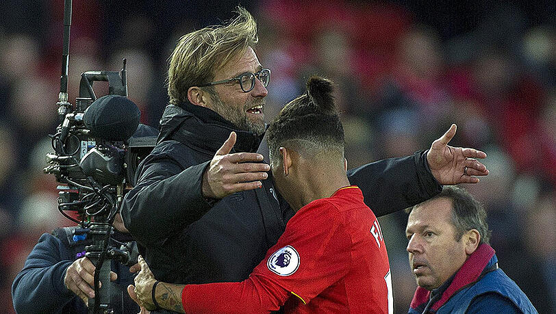 Liverpools Trainer Jürgen Klopp herzt seinen Angreifer Roberto Firmino. Liverpools Trainer Jürgen Klopp herzt seinen Angreifer Roberto Firmino.