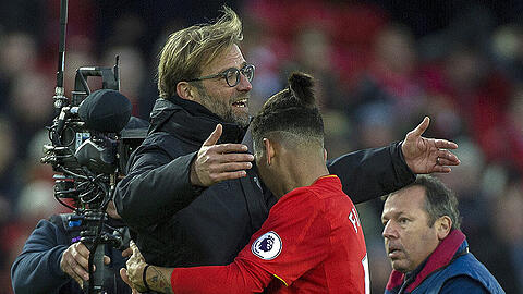 Liverpools Trainer Jürgen Klopp herzt seinen Angreifer Roberto Firmino.