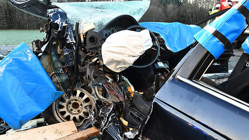 Schwerer Unfall bei Traunstein - zwei Personen schwer verletzt.
