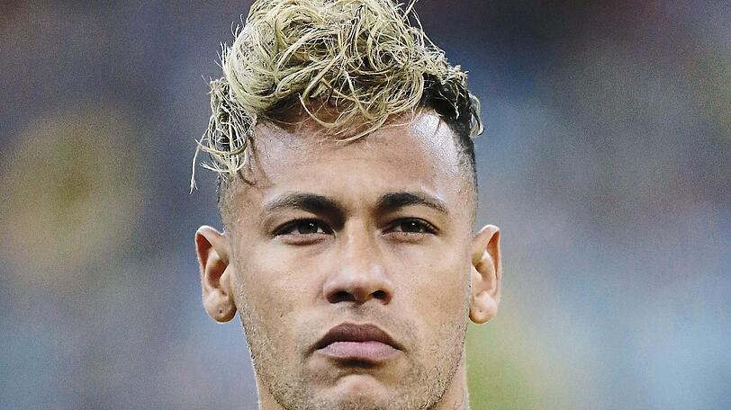Eine WM, mehrere Frisuren: Brasiliens Superstar Neymar mit seiner Nudelfrisur zu Turnierbeginn und "normal" im Achtelfinale.