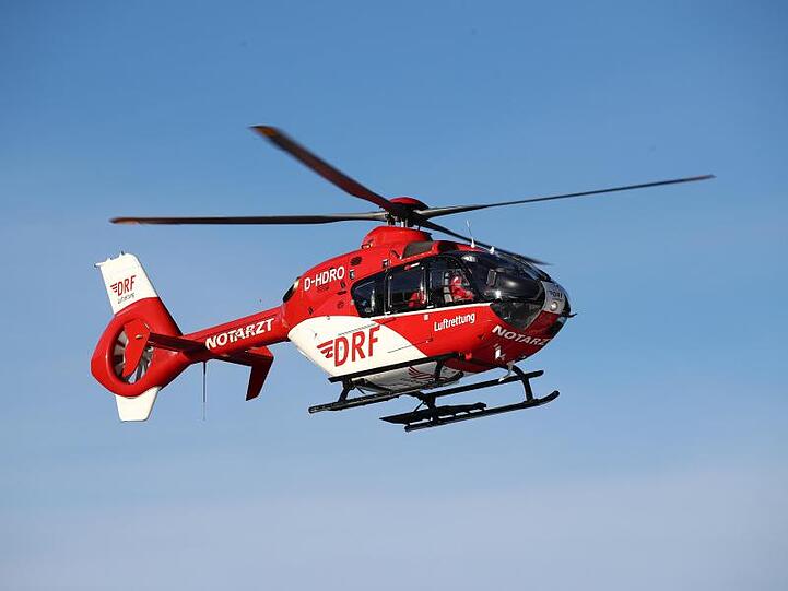 Ein Rettungshubschrauber fliegt am Himmel. Foto: Bodo Schackow/zb/dpa/Archivbild