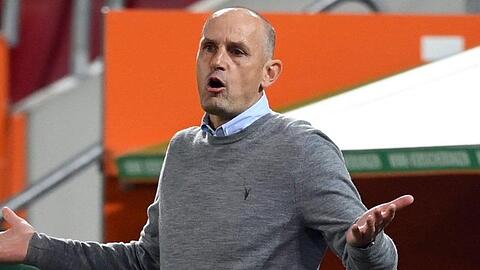 Heiko Herrlich, Trainer von Augsburg, hebt die Hände. Foto: Matthias Hangst/Getty Images Europe/Pool/dpa/Archivbild