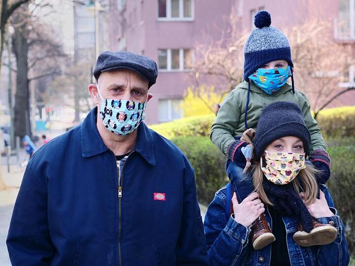 Eine Familie geht in Berlin-Friedenau spazieren. Alle Familienmitglieder tragen dabei Masken, als Schutz gegen das Coronavirus.