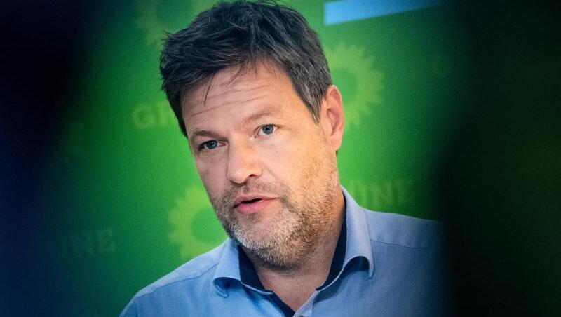 Robert Habeck sagte der "Bild am Sonntag": "Um zu glauben, im eigentlichen Sinn, habe ich wohl zu viele Philosophen gelesen." Robert Habeck sagte der "Bild am Sonntag": "Um zu glauben, im eigentlichen Sinn, habe ich wohl zu viele Philosophen gelesen."