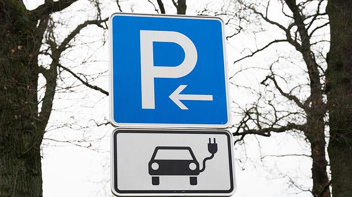 Ab dem 1. April dürfen Elektroautos in Bayern auf öffentlichen Stellflächen bis zu drei Stunden kostenlos parken.