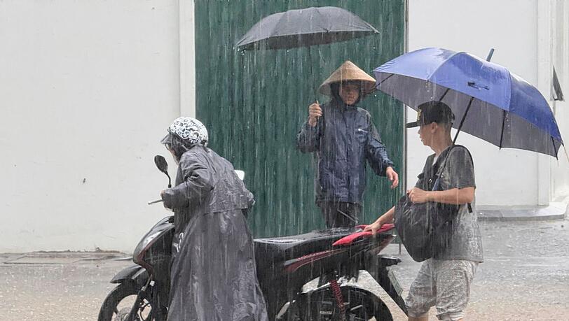 In Hanoi standen viele Straßen unter Wasser.