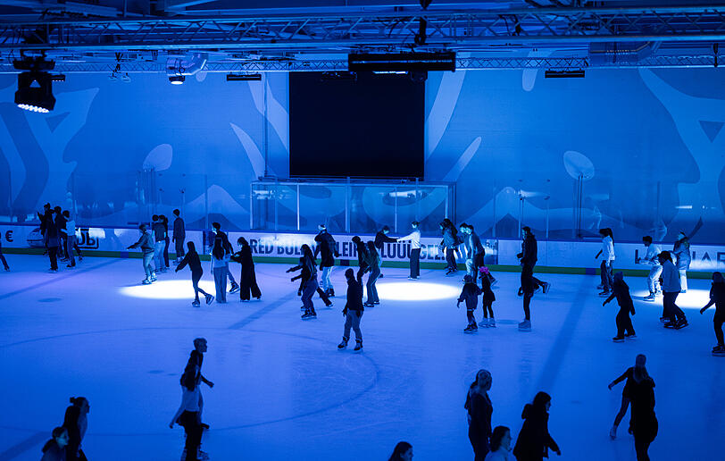 Die Eisdisco in der Halle 1 des SAP Garden im Olympiapark. Hier kann man auch im Sommer Eislaufen.