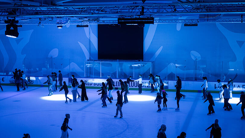 Die Eisdisco in der Halle 1 des SAP Garden im Olympiapark. Hier kann man auch im Sommer Eislaufen.