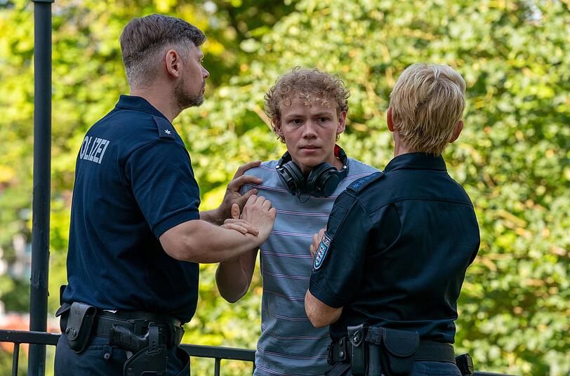 Der junge Jona Tauber (Jona Levin Nicolai) ist der Freund der das Massaker &uuml;berlebenden Tochter der Familie. Nun m&ouml;chte er bei den Ermittlungen dabei sein, doch Beamte halten ihn zur&uuml;ck.